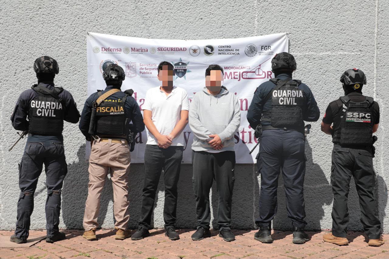 FGE detiene a dos hombres por delitos contra la salud y asegura arma de fuego durante cateos en Morelia
