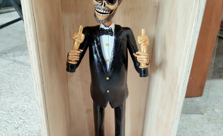 Artesano de Capula inmortaliza a Guillermo del Toro en una catrina de barro
