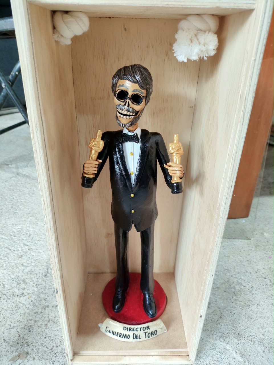 Artesano de Capula inmortaliza a Guillermo del Toro en una catrina de barro