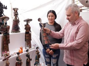 Destaca Bedolla consolidación de la Feria de la Catrina, al pasar de 20 a 260 artesanos