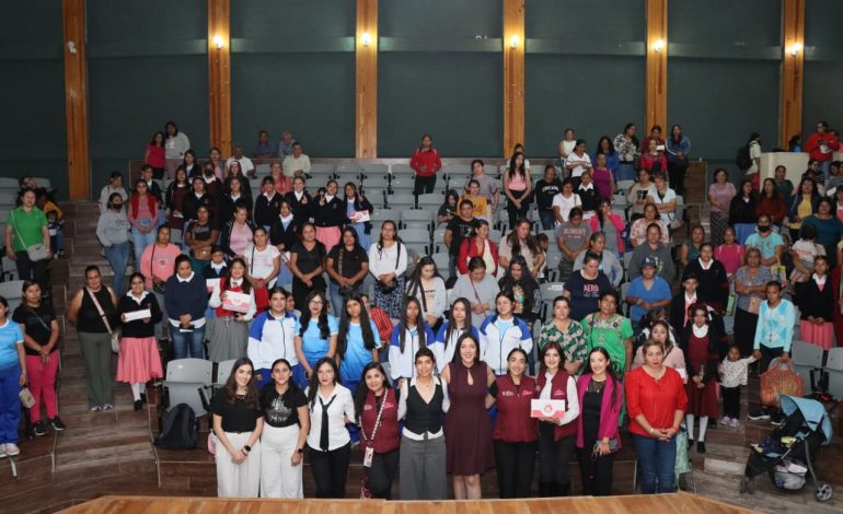 Seimujer lleva campaña de Menstruación Digna a Tuxpan