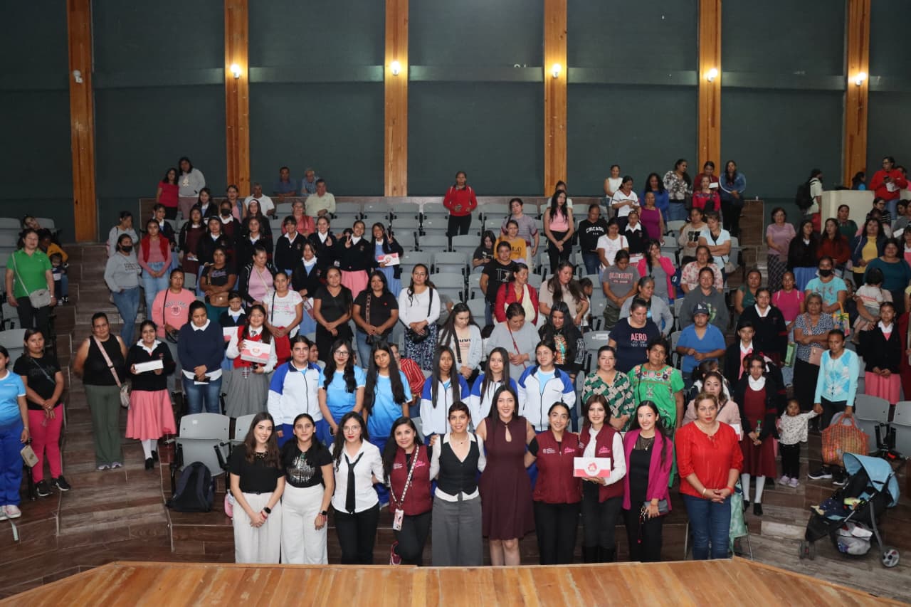 Seimujer lleva campaña de Menstruación Digna a Tuxpan