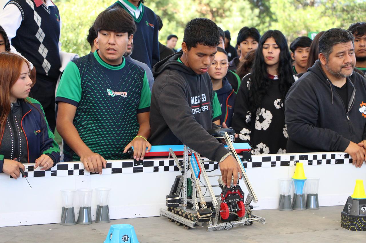 Estudiantes del Cecytem se preparan para Torneo Estatal de Robótica