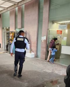 Policías viales abren paso a vehículo para trasladar de emergencia a niña picada por alacrán en Morelia