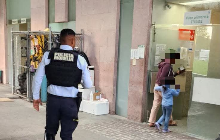 Policías viales abren paso a vehículo para trasladar de emergencia a niña picada por alacrán en Morelia