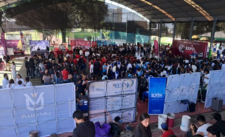 Más de mil 800 jóvenes de Uruapan exploraron su futuro profesional en ExpoUnis 2026