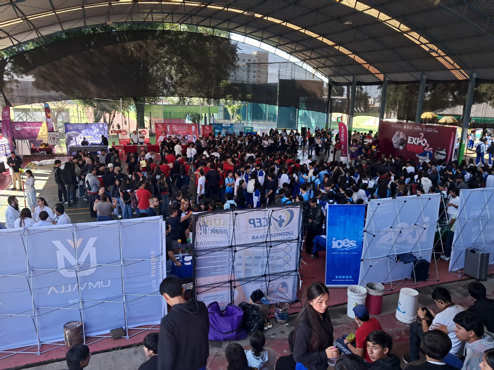 Más de mil 800 jóvenes de Uruapan exploraron su futuro profesional en ExpoUnis 2026