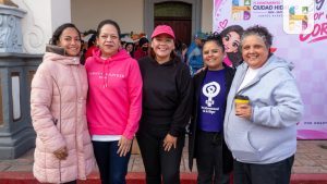 Jeovana Alcántar encabeza el banderazo de salida de la Carrera Rosa 3K en Ciudad Hidalgo