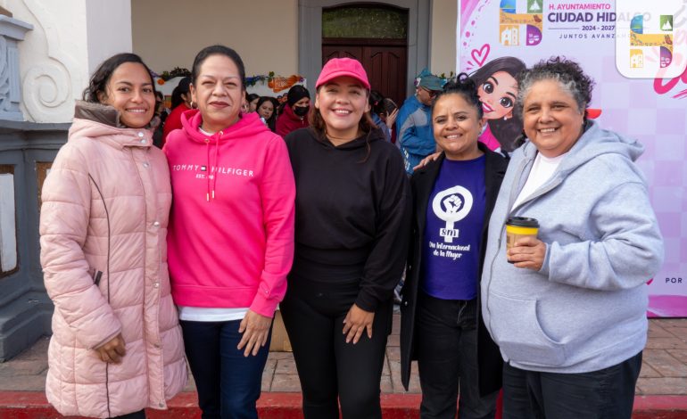 Jeovana Alcántar encabeza el banderazo de salida de la Carrera Rosa 3K en Ciudad Hidalgo