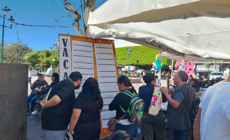 Más personas buscan trabajo en la feria de Zitácuaro y aumentan las contrataciones