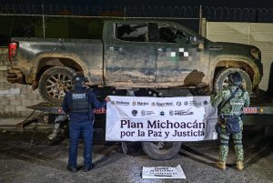 Aseguran armas y vehículos con insignias de grupo delictivo en Zinapécuaro e Indaparapeo