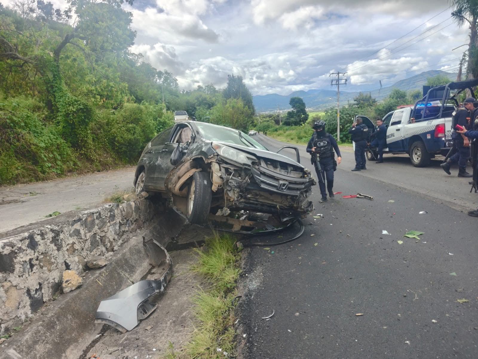 Robo violento de vehículo desata persecución y balacera entre Erongarícuaro y Pátzcuaro