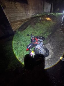 Derrapa motociclista en San Andrés, Zitácuaro; resulta ileso
