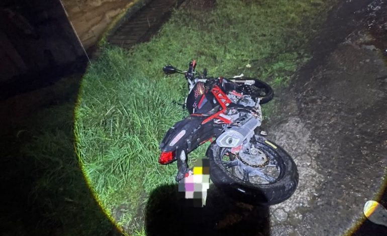Derrapa motociclista en San Andrés, Zitácuaro; resulta ileso