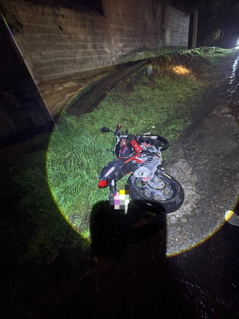 Derrapa motociclista en San Andrés, Zitácuaro; resulta ileso