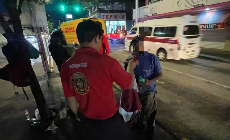 Ante el descenso de temperaturas, bomberos entregan abrigo a personas en situación de calle en Zitácuaro