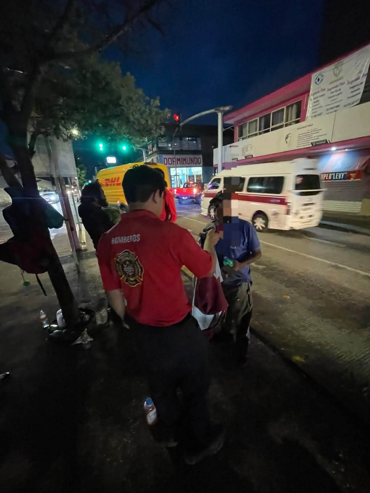 Ante el descenso de temperaturas, bomberos entregan abrigo a personas en situación de calle en Zitácuaro