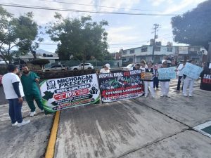 Trabajadores del sector salud se manifiestan en Ciudad Hidalgo; exigen mejores salarios, insumos y condiciones laborales.