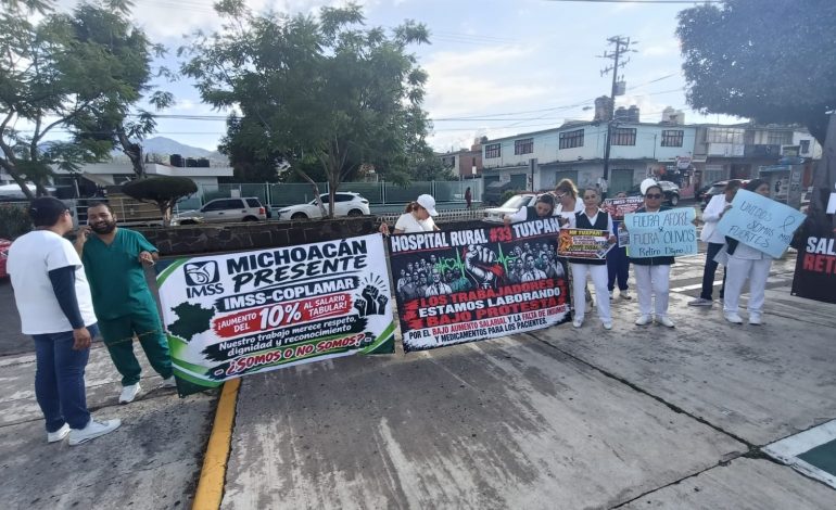 Trabajadores del sector salud se manifiestan en Ciudad Hidalgo; exigen mejores salarios, insumos y condiciones laborales.