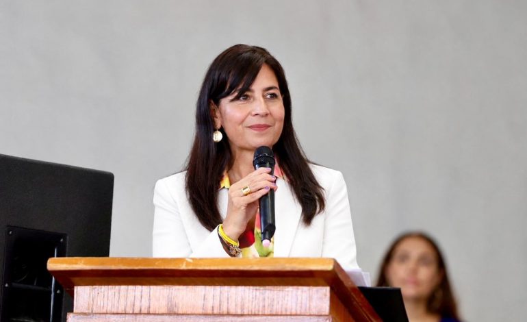 Gaby Molina destaca valor histórico y político del libro de AMLO