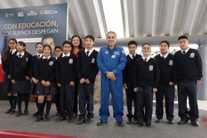 Bedolla y el astronauta José Hernández motivan a estudiantes michoacanos a soñar en grande