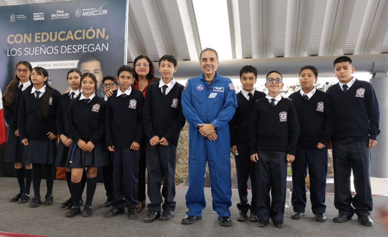 Bedolla y el astronauta José Hernández motivan a estudiantes michoacanos a soñar en grande