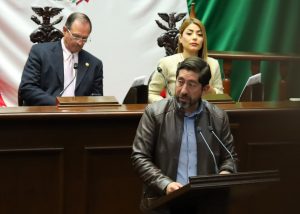 Abraham Espinoza presenta iniciativa para prohibir que niñas y niños viajen sin protección en motocicletas