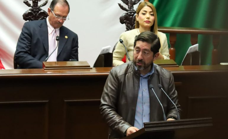 Abraham Espinoza presenta iniciativa para prohibir que niñas y niños viajen sin protección en motocicletas