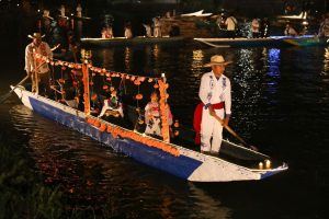 Canales iluminados y ofrendas flotantes en Urandén; última oportunidad de vivir “El camino de las ánimas”