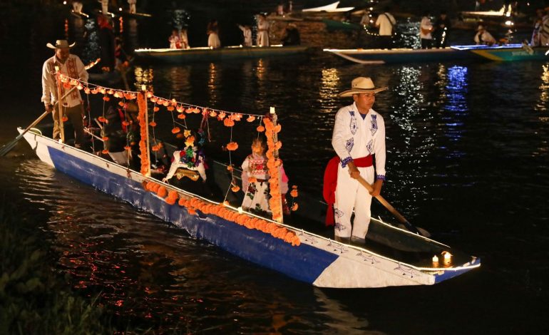 Canales iluminados y ofrendas flotantes en Urandén; última oportunidad de vivir “El camino de las ánimas”