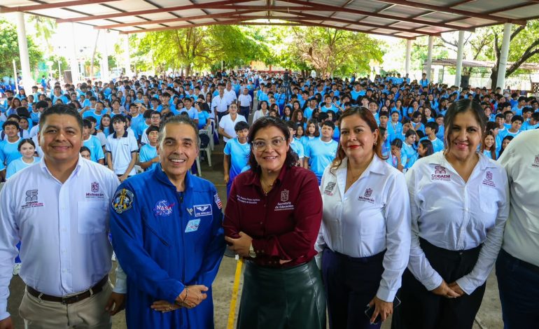 Inspira el astronauta José Hernández a estudiantes de Lázaro Cárdenas y Apatzingán