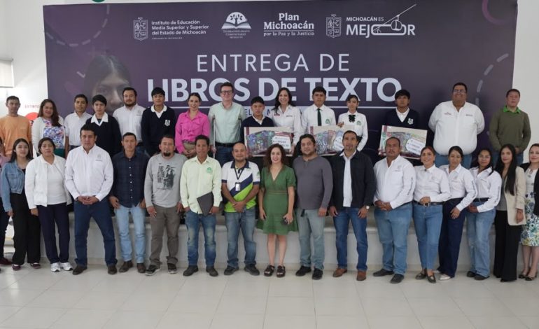 Más de 2 mil estudiantes de Telebachillerato Comunitario reciben libros de texto