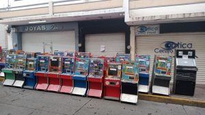 FGE asegura 97 máquinas tragamonedas y dosis de droga tras seis cateos en La Piedad