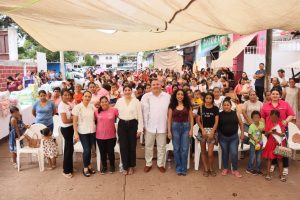 Seimujer entrega 16 mil pañales a mujeres en Tiquicheo