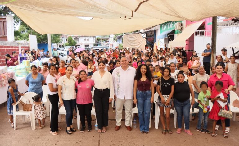 Seimujer entrega 16 mil pañales a mujeres en Tiquicheo