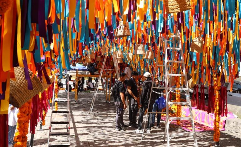Arco floral de Morelia da bienvenida a celebración del Día de Muertos