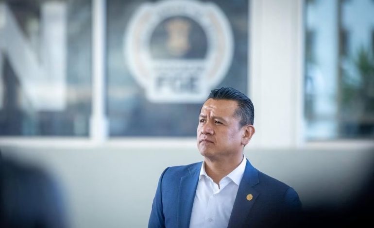 Congreso de Michoacán aprueba renuncia de Carlos Torres Piña a la FGE