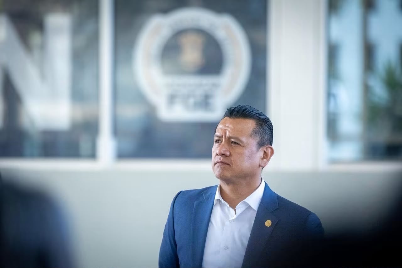Congreso de Michoacán aprueba renuncia de Carlos Torres Piña a la FGE