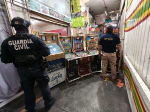 Guardia Civil apoya en cateos donde aseguran 64 máquinas tragamonedas en Morelia.