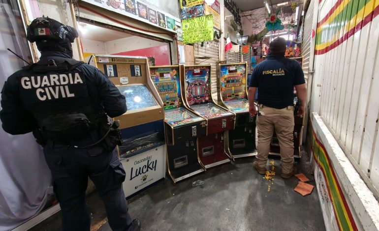 Guardia Civil apoya en cateos donde aseguran 64 máquinas tragamonedas en Morelia.