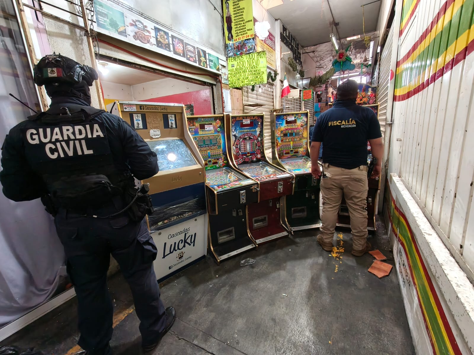Guardia Civil apoya en cateos donde aseguran 64 máquinas tragamonedas en Morelia.