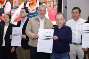 Aguacate michoacano, en el mapa mundial de la competitividad; entrega Bedolla primeros certificados laborales a 125 agroexportadoras.<br>