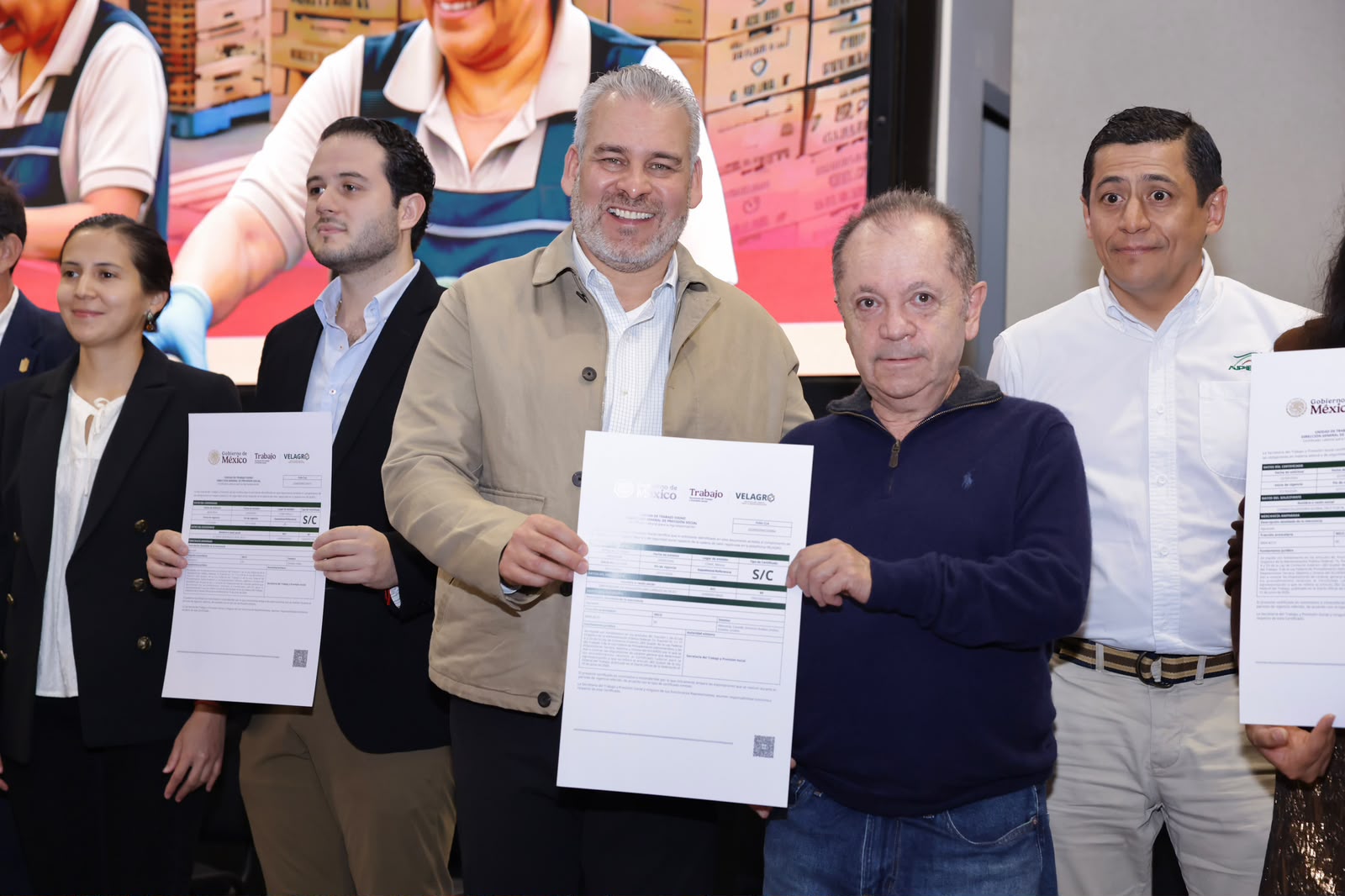 Aguacate michoacano, en el mapa mundial de la competitividad; entrega Bedolla primeros certificados laborales a 125 agroexportadoras.