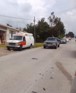 Choque entre combi del transporte público y automóvil deja un lesionado en la carretera Zitácuaro-Toluca.<br>