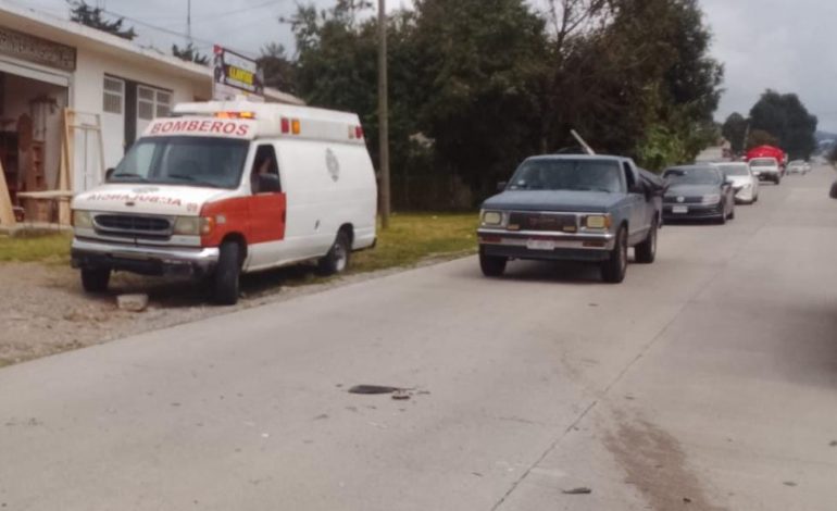 Choque entre combi del transporte público y automóvil deja un lesionado en la carretera Zitácuaro-Toluca.
