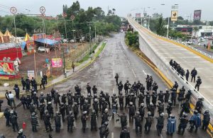 Se disuelve marcha normalista en Morelia tras agresión con cohetón que provocó quemaduras de segundo grado a una agente de la Guardia Civil.<br>