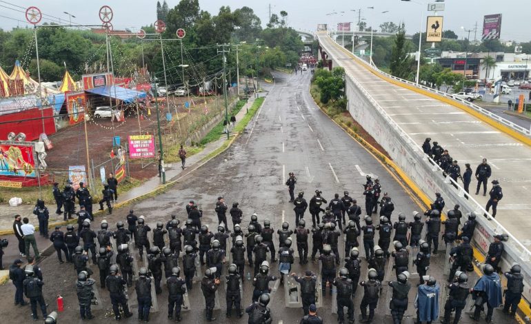 Se disuelve marcha normalista en Morelia tras agresión con cohetón que provocó quemaduras de segundo grado a una agente de la Guardia Civil.
