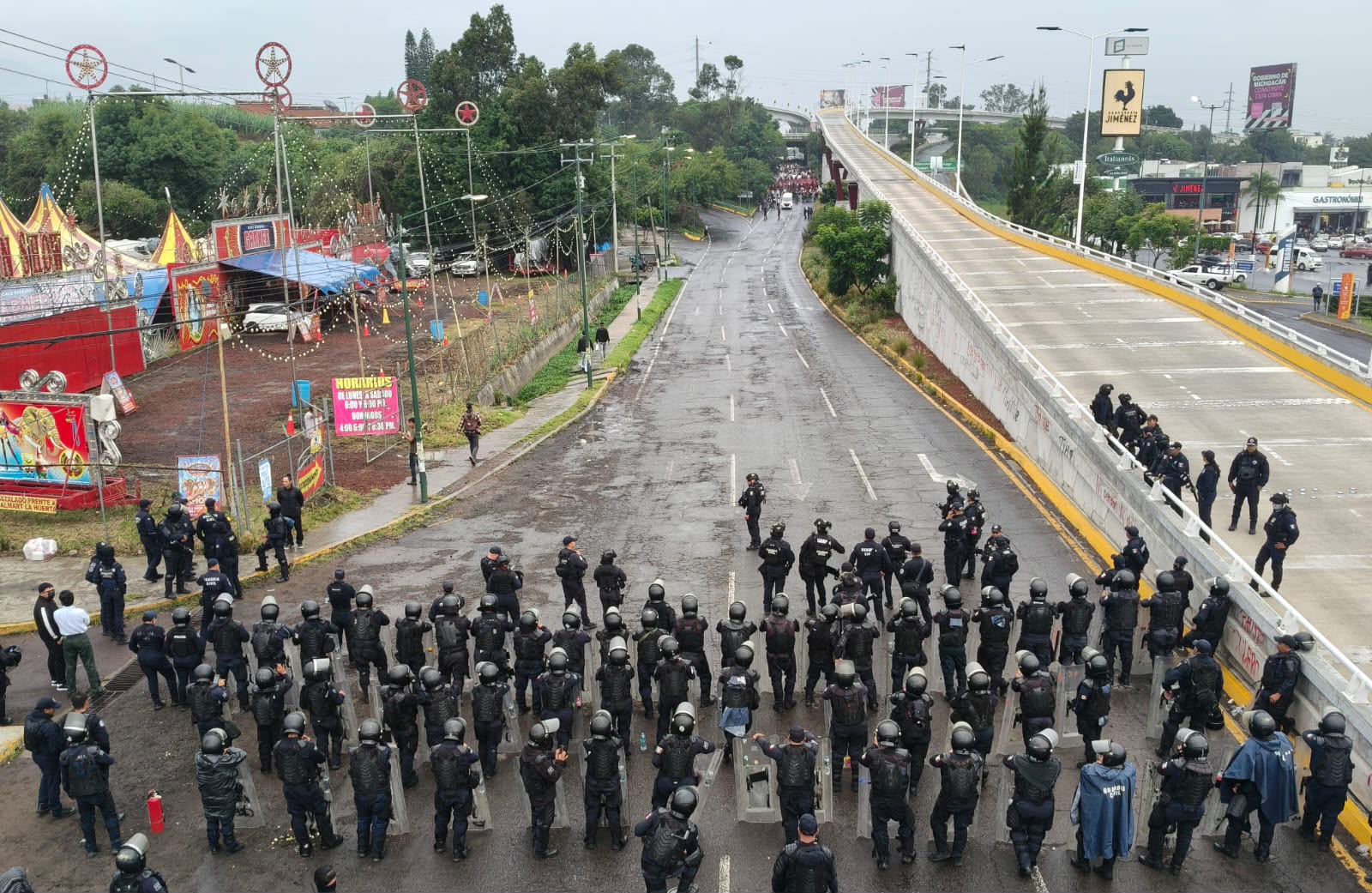 Se disuelve marcha normalista en Morelia tras agresión con cohetón que provocó quemaduras de segundo grado a una agente de la Guardia Civil.
