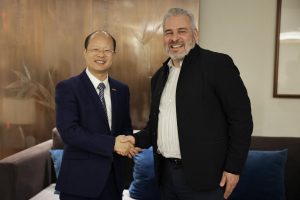 Interesa a automotriz Geely cooperación con el puerto de LC; Bedolla abre puertas para la inversión.
