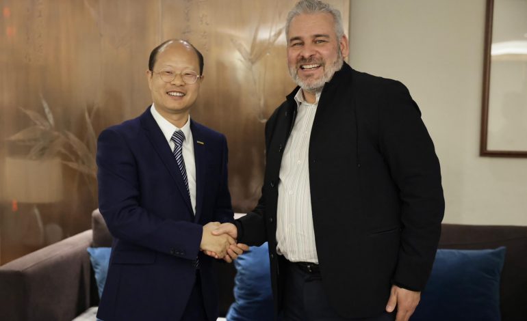 Interesa a automotriz Geely cooperación con el puerto de LC; Bedolla abre puertas para la inversión.